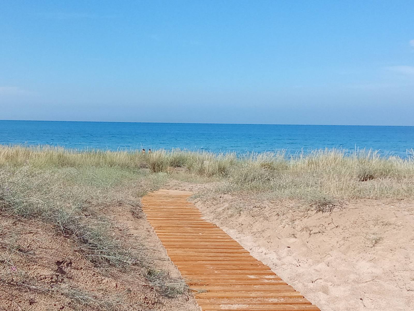 Дървената пътека през дюните към морето