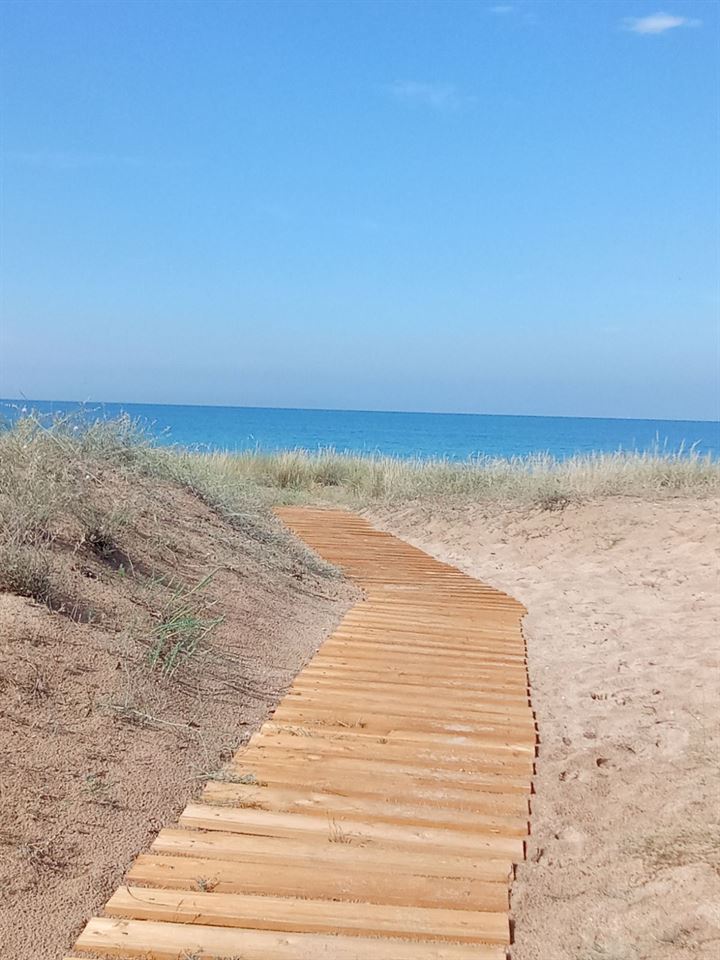 През дюните към брега на морето