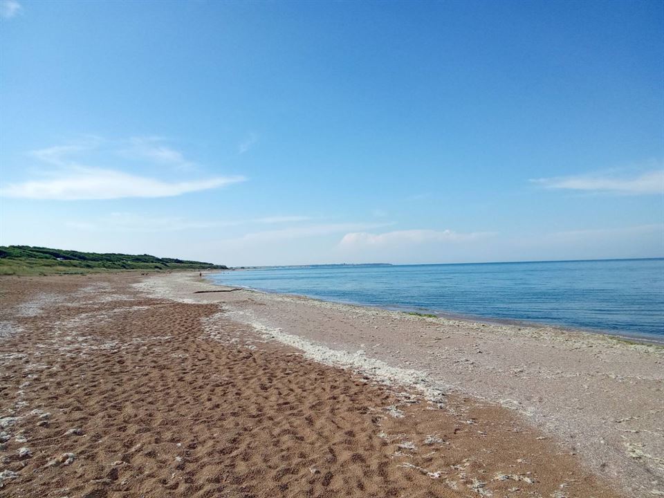 Широкият пясъчен плаж